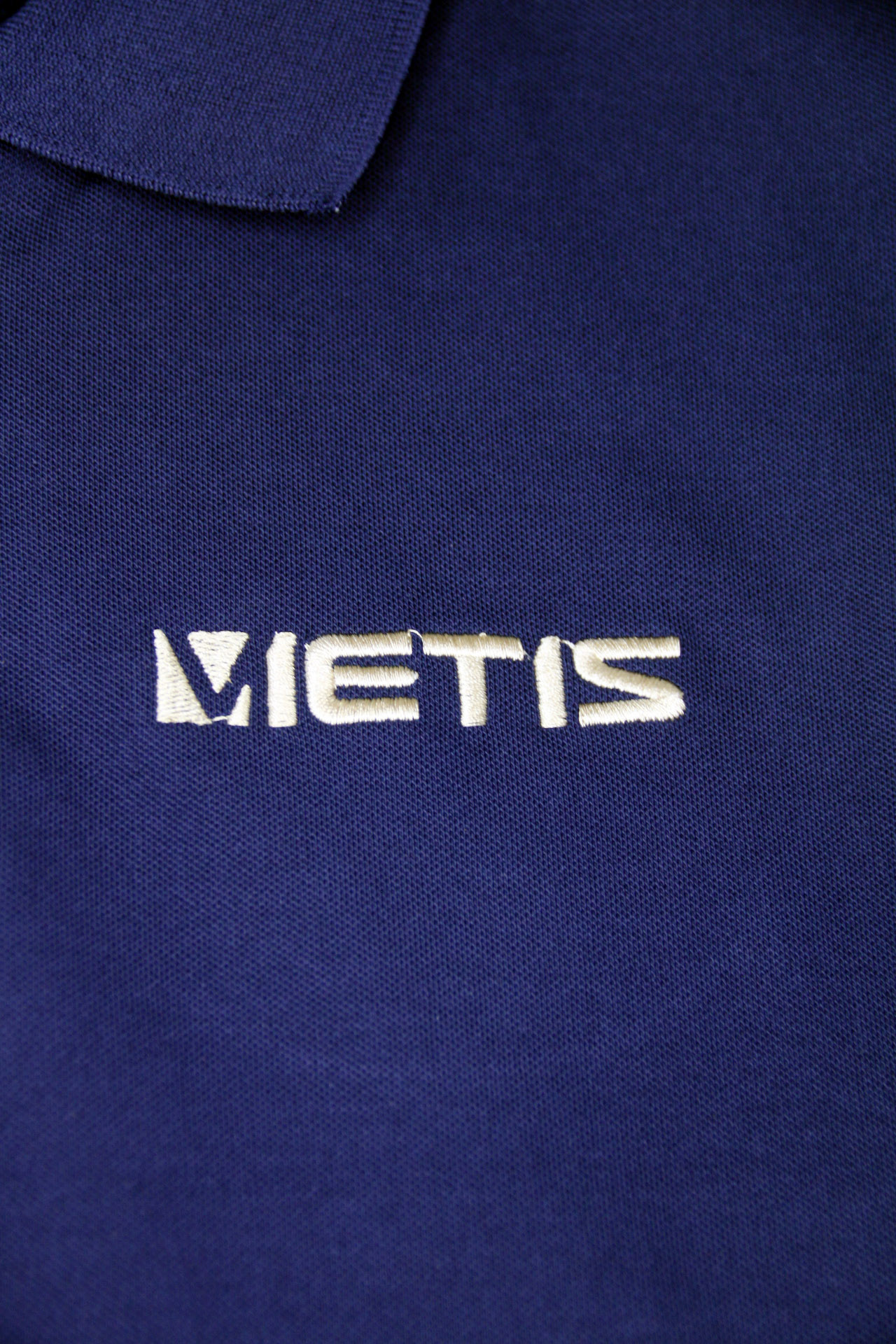 Mẫu thêu logo áo đồng phục công ty Vietis